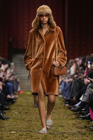 لمسة من الألفينات تعود إلى المنصة